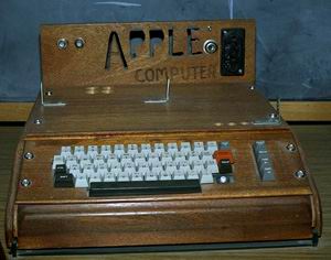 اپل I نخسین کامپیوتر شخصی بود که این دو ساختند، وزنیاک قیمت این کامپیوتر را ۶۶۶٫۶۶ دلار تعیین کرد