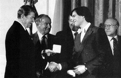 جابز در سال ۱۹۸۵، نشان ملی فناوری را از رونالد ریگان -رئیس جمهور وقت- دریافت کرد و درسال ۱۹۸۷ نشان ملی خدمات عمومی جفرسون را دریافت گرفت. 
